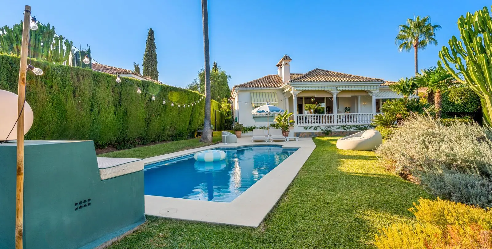 Sale of detached villa in El Paraiso 22