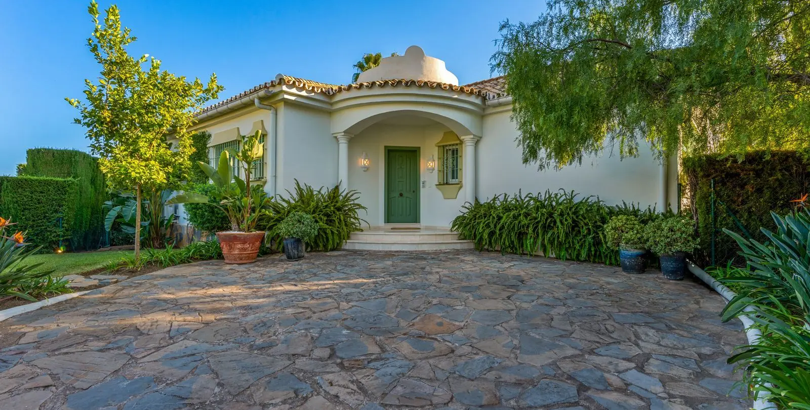 Sale of detached villa in El Paraiso 24