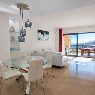 Долгосрочная аренда апартаментов на среднем этаже в Manilva