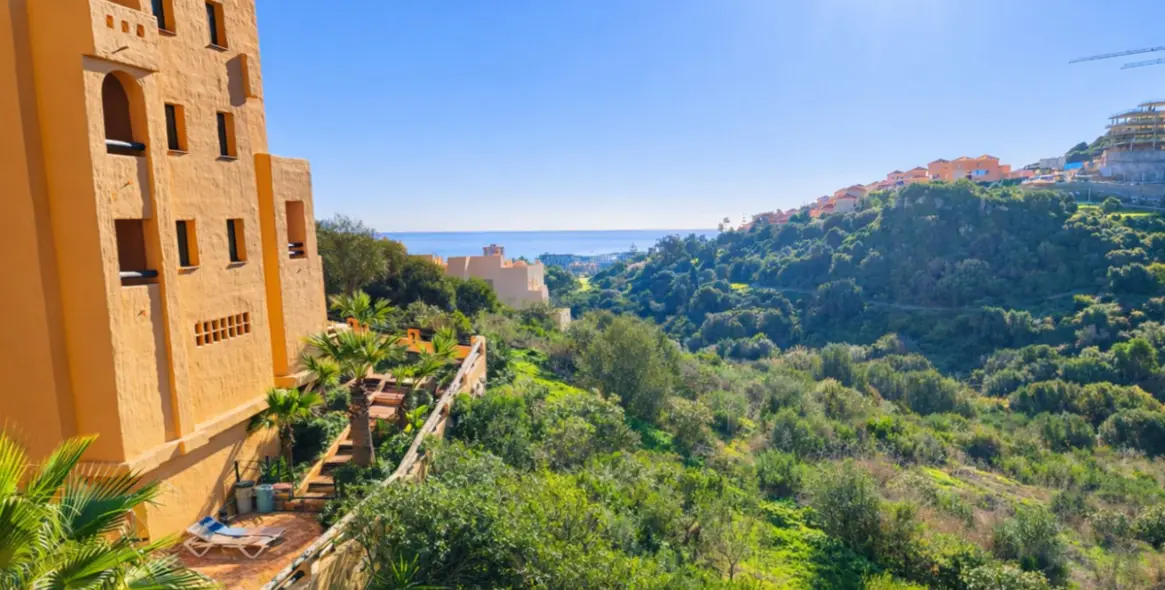 Долгосрочная аренда апартаментов на среднем этаже в Manilva 16