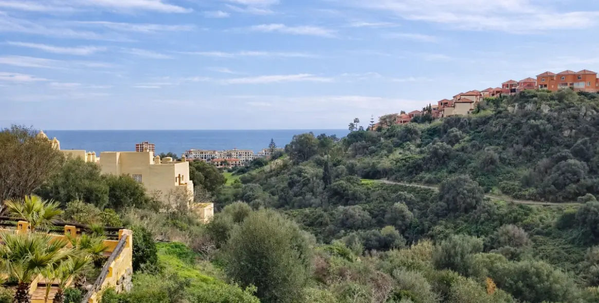 Долгосрочная аренда апартаментов на среднем этаже в Manilva 19