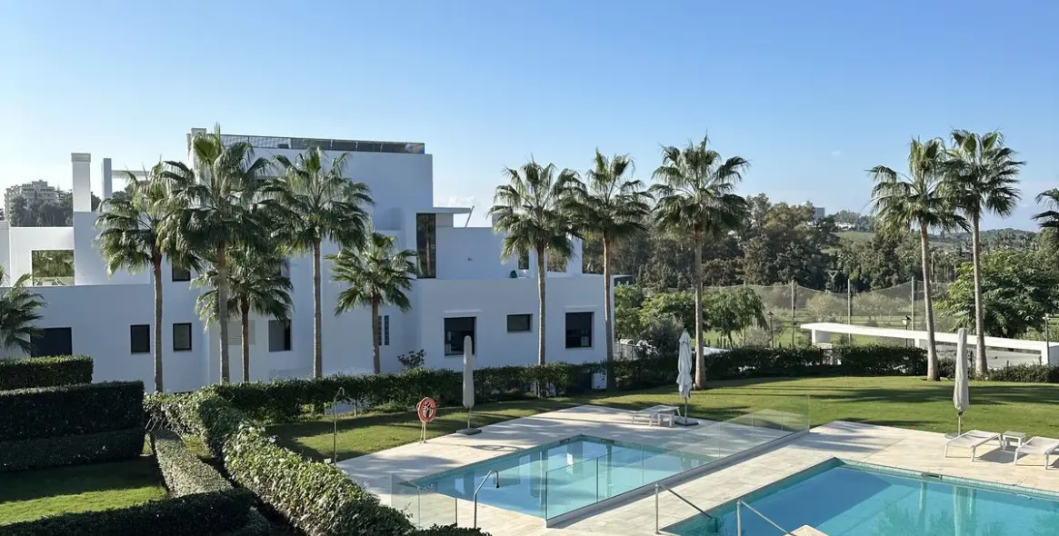 Долгосрочная аренда апартаментов на среднем этаже в Estepona 5