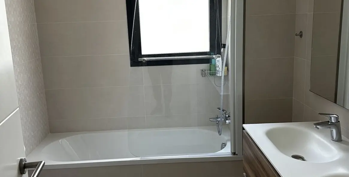 Долгосрочная аренда апартаментов на среднем этаже в Estepona 17