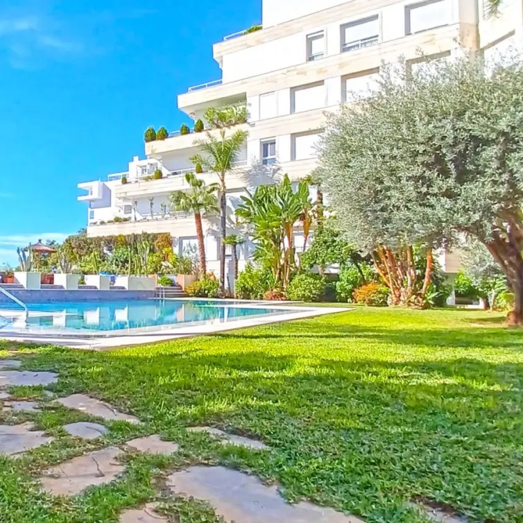 Продажа апартаментов на среднем этаже в Marbella