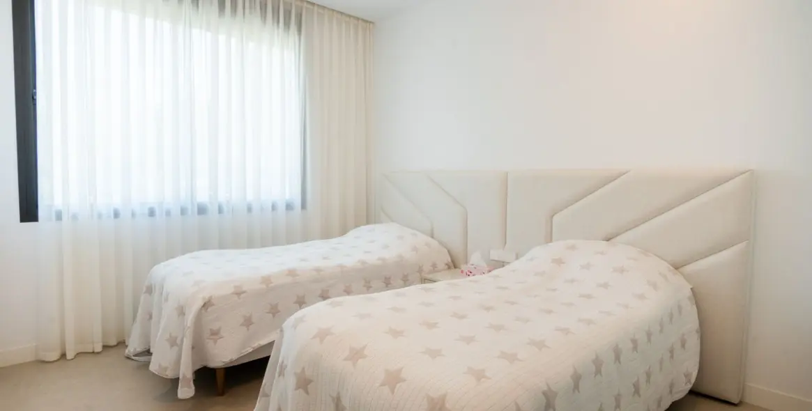 Краткосрочная аренда дома на две семьи в Elviria 3