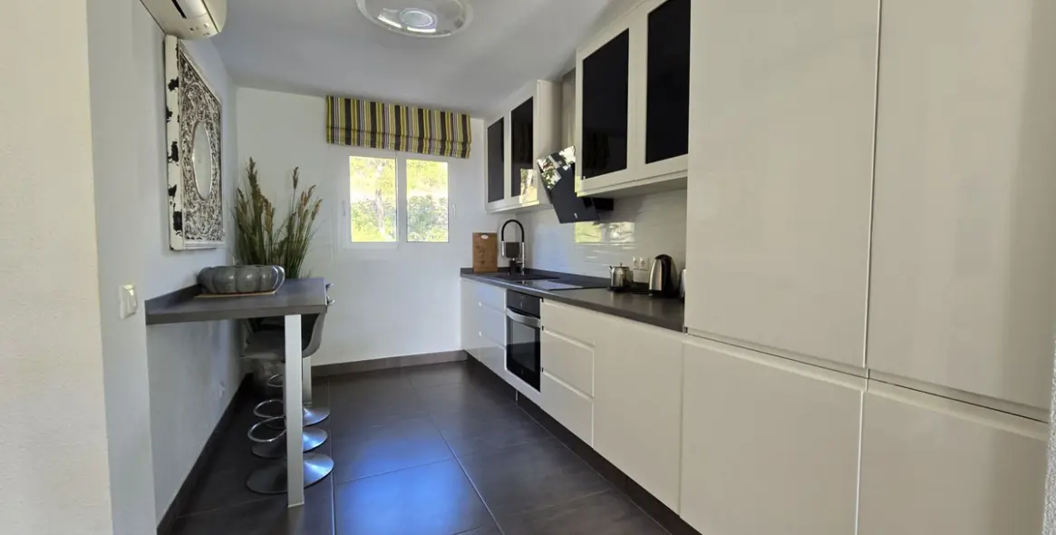 Sale of middle floor apartment in Miraflores 4