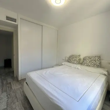 Venta de apartamento en planta media en The Golden Mile