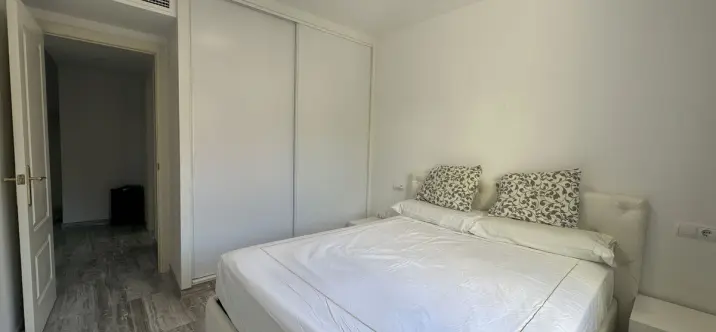 Venta de apartamento en planta media en The Golden Mile 4