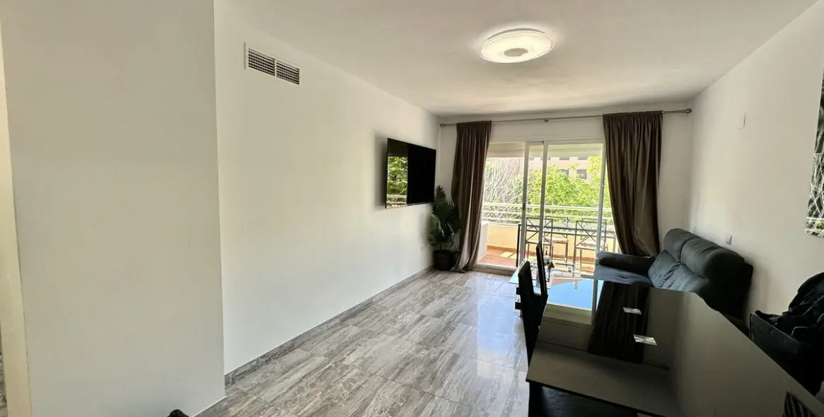 Продажа апартаментов на среднем этаже в The Golden Mile 9