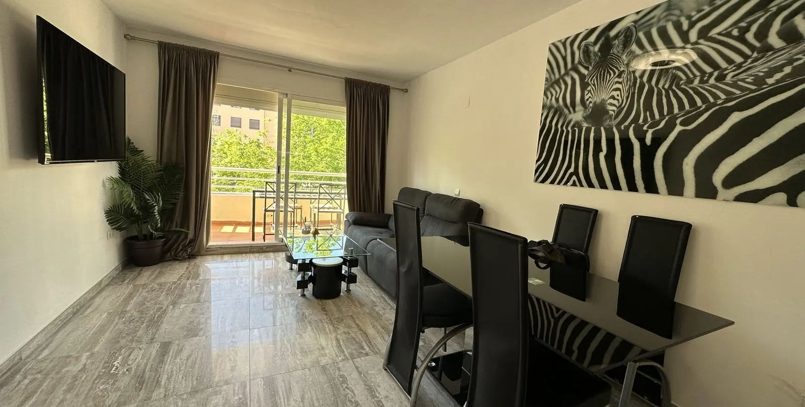 Sale of middle floor apartment in The Golden Mile 1