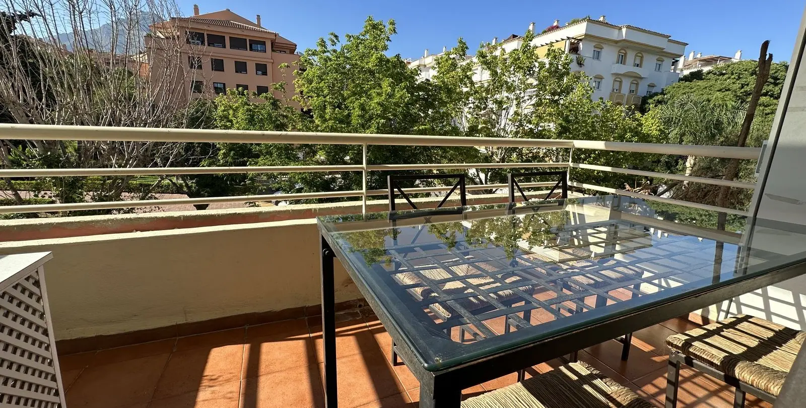 Sale of middle floor apartment in The Golden Mile 2