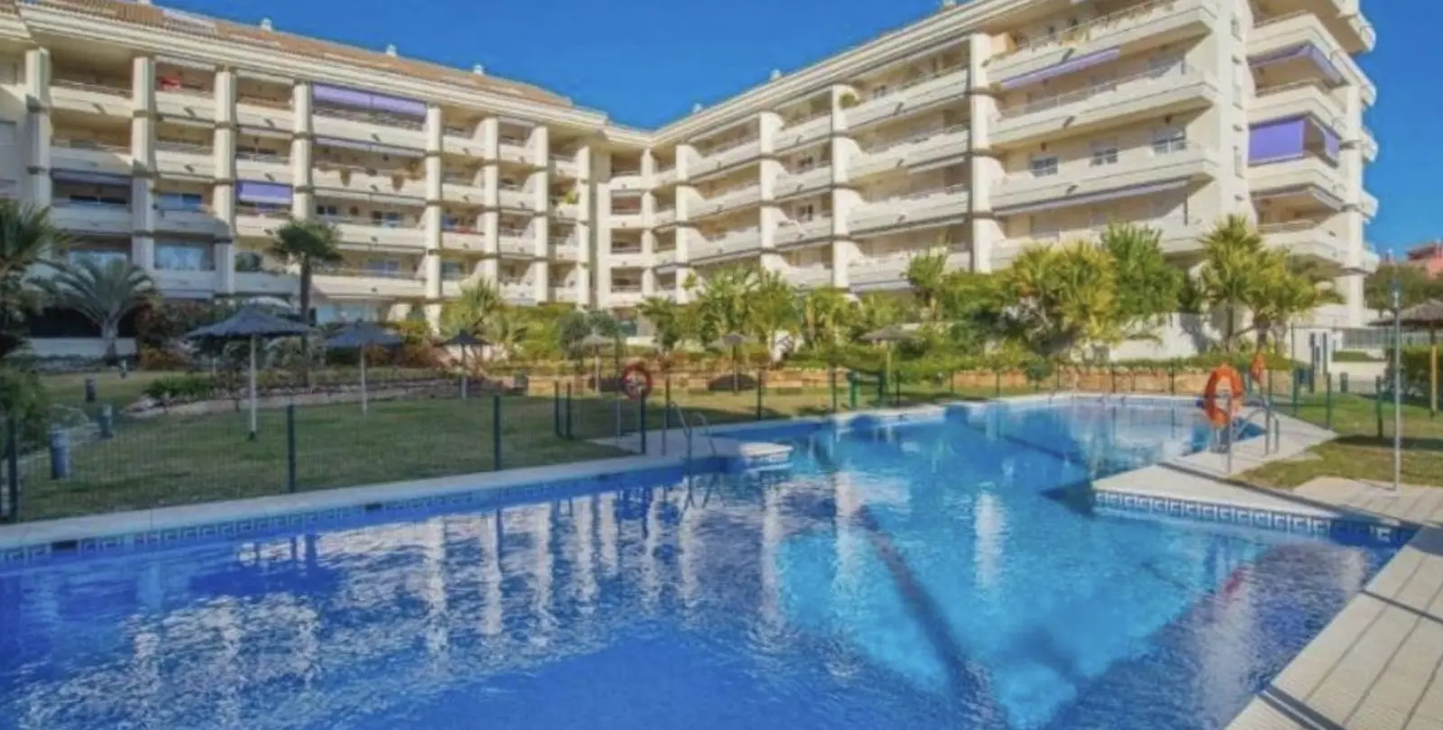 Sale of middle floor apartment in The Golden Mile 3