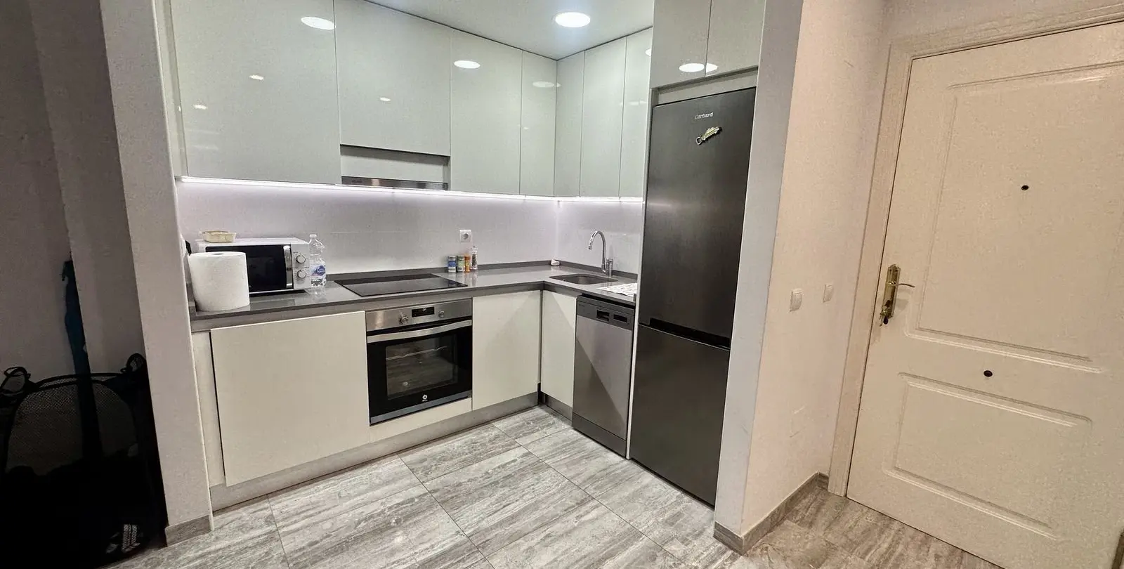 Sale of middle floor apartment in The Golden Mile 4