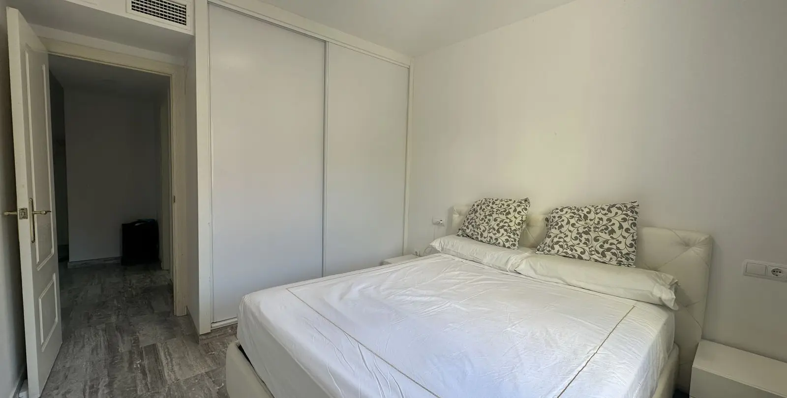 Sale of middle floor apartment in The Golden Mile 5