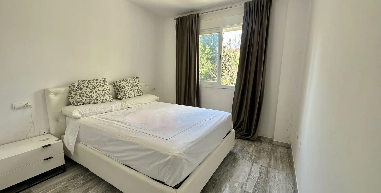 Sale of middle floor apartment in The Golden Mile 6