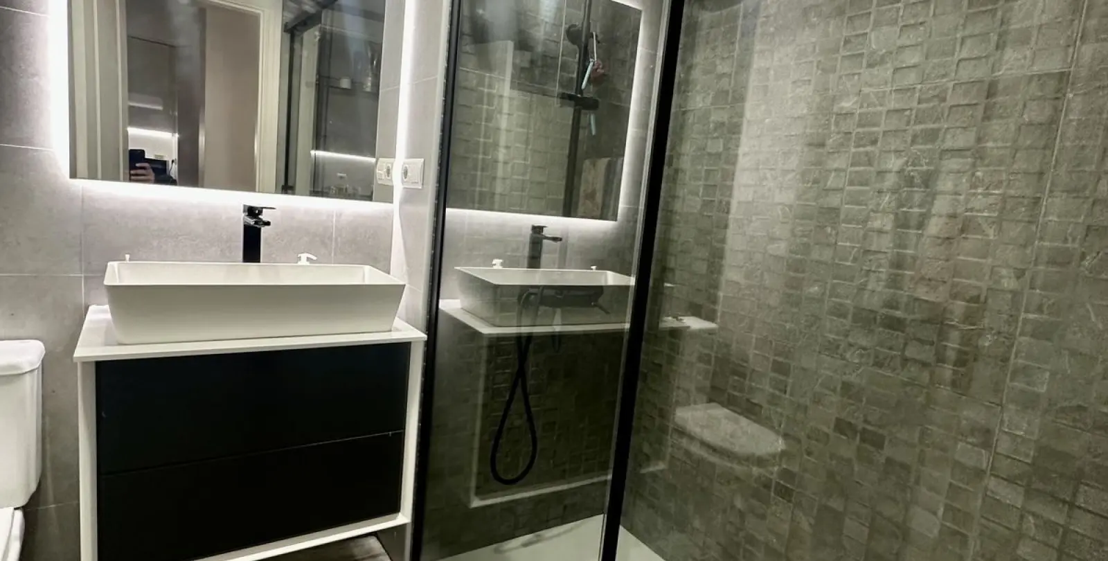 Sale of middle floor apartment in The Golden Mile 7