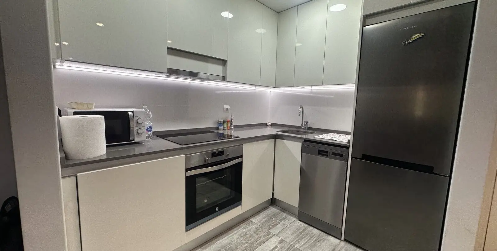 Sale of middle floor apartment in The Golden Mile 8