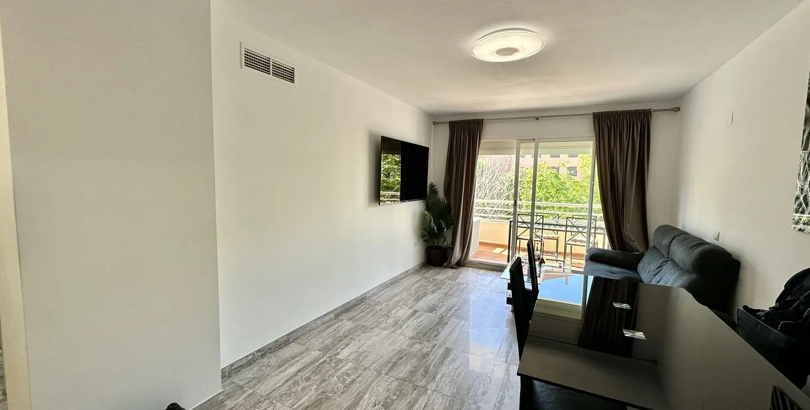 Sale of middle floor apartment in The Golden Mile 9