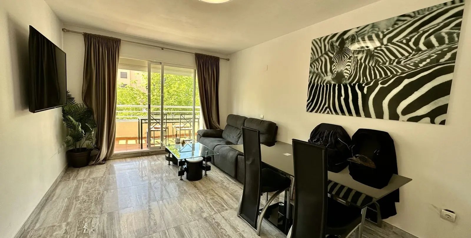 Sale of middle floor apartment in The Golden Mile 10