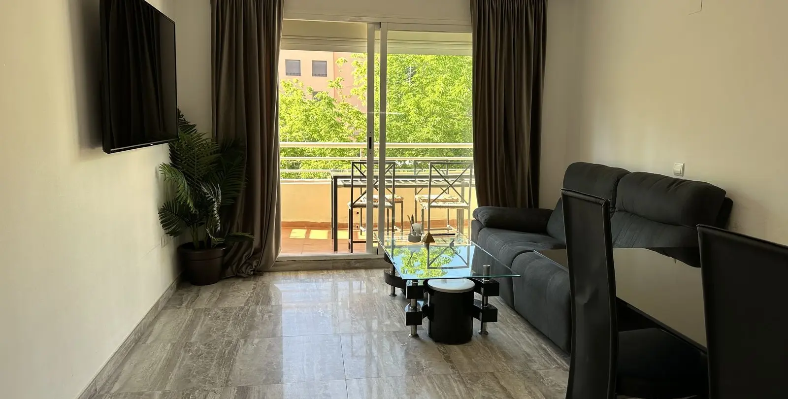 Sale of middle floor apartment in The Golden Mile 11