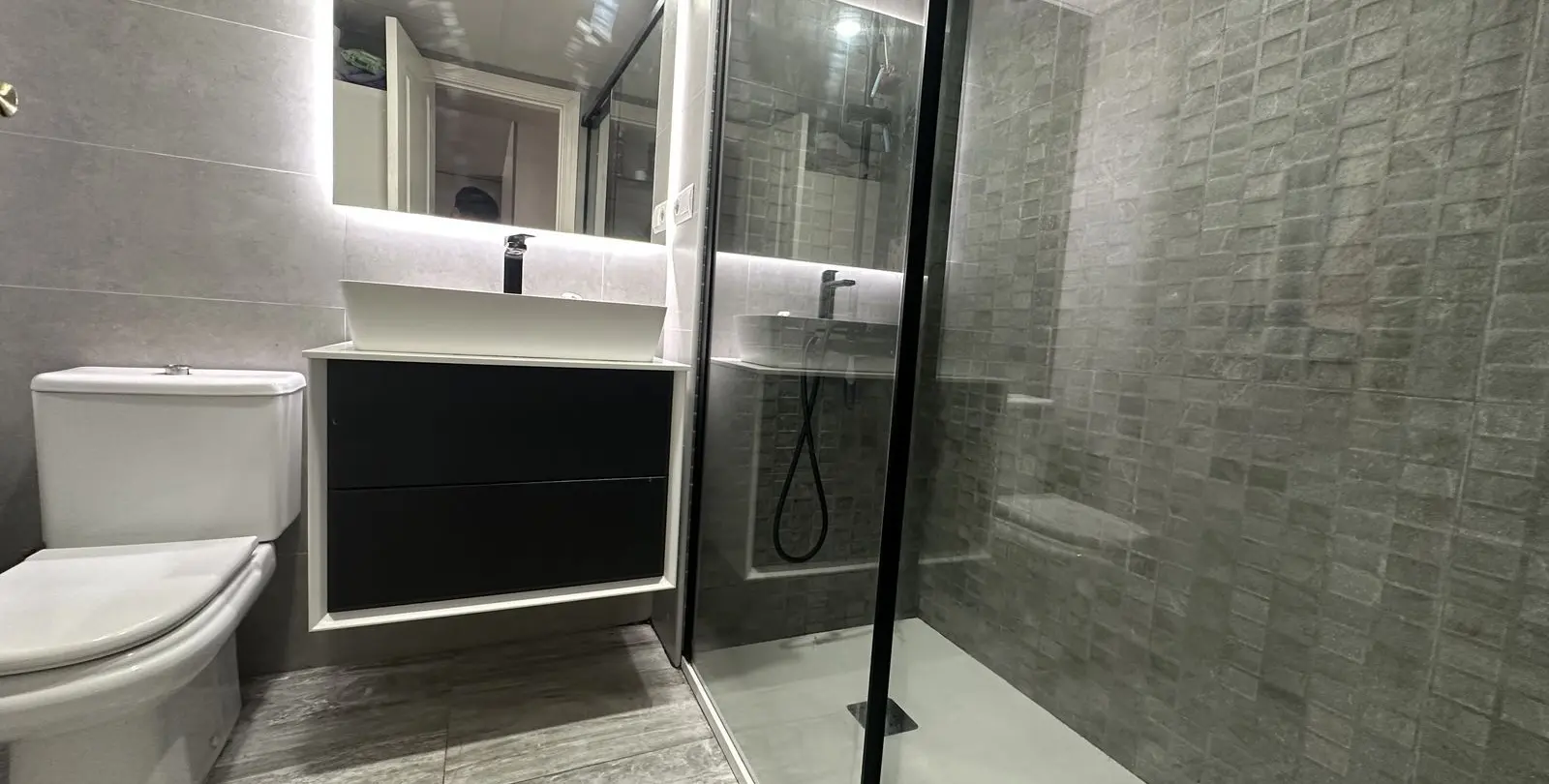 Sale of middle floor apartment in The Golden Mile 12