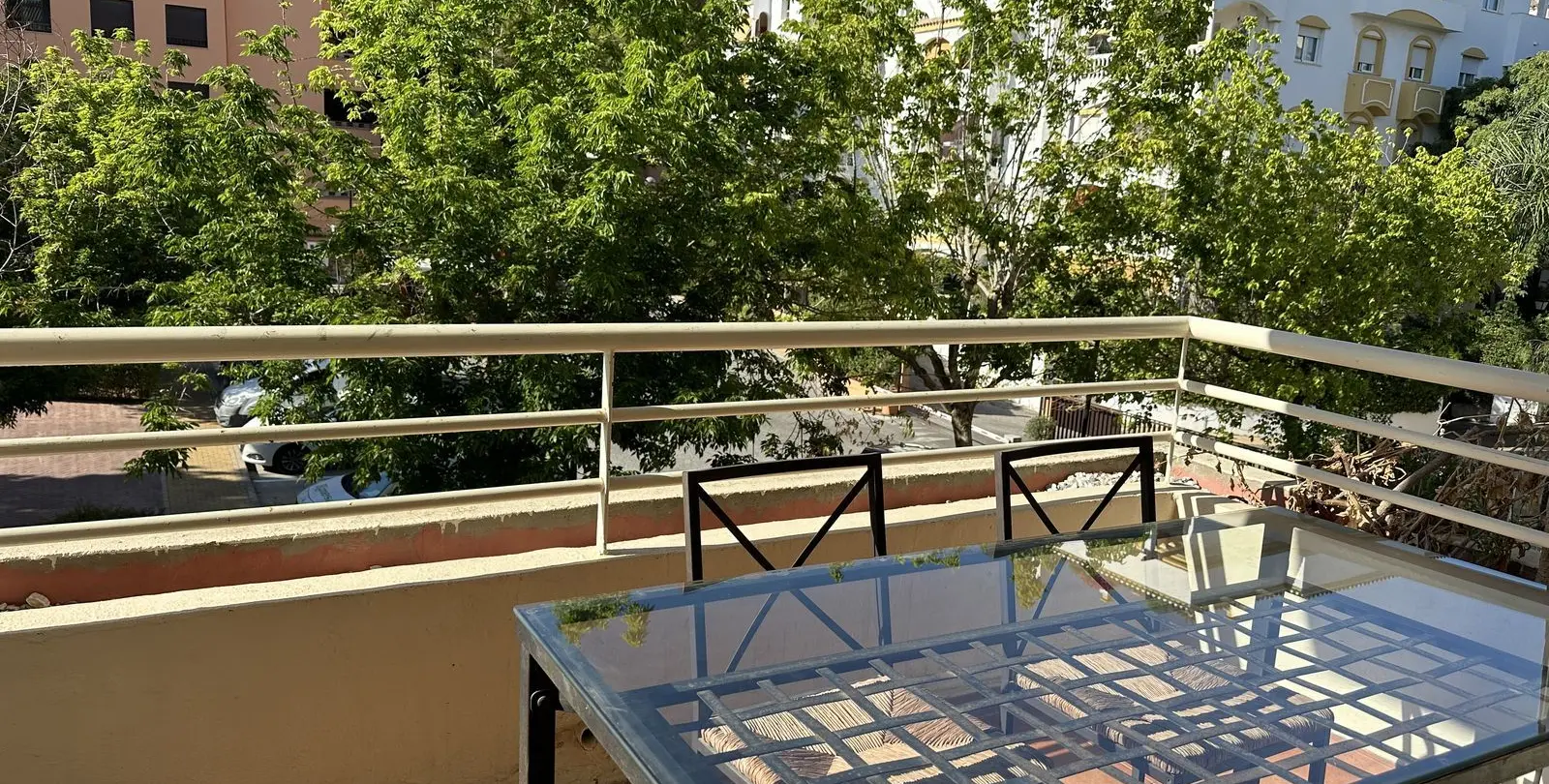 Sale of middle floor apartment in The Golden Mile 13