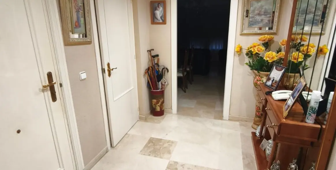 Sale of middle floor apartment in Fuengirola 2