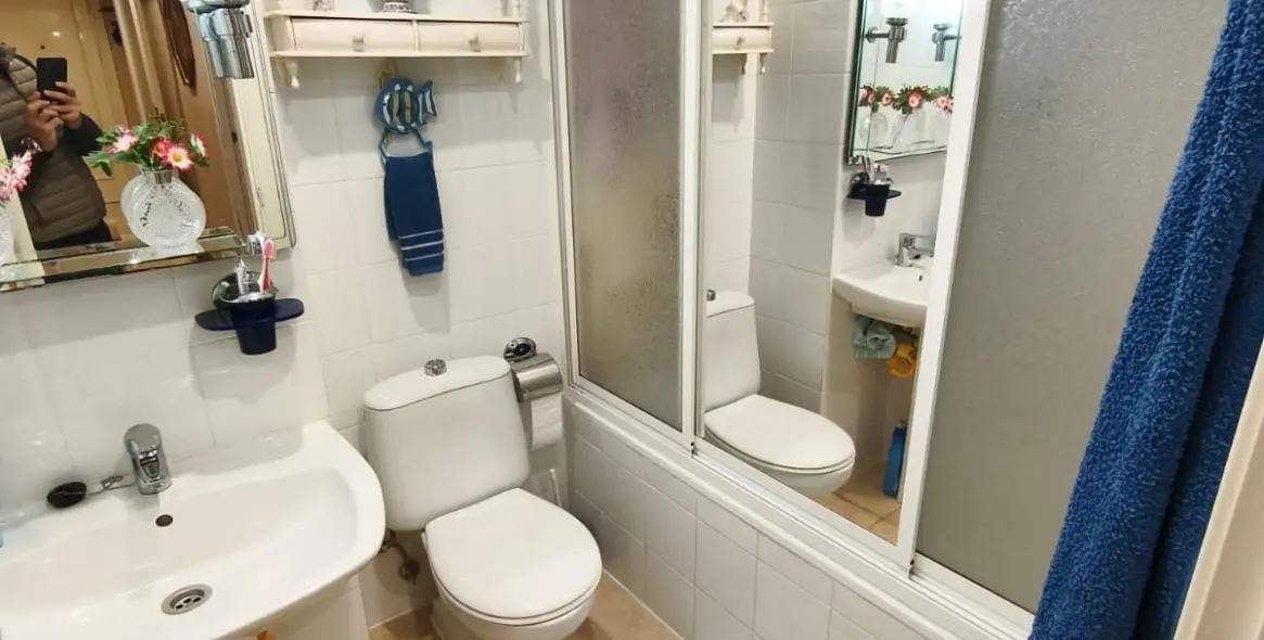 Sale of middle floor apartment in Fuengirola 16