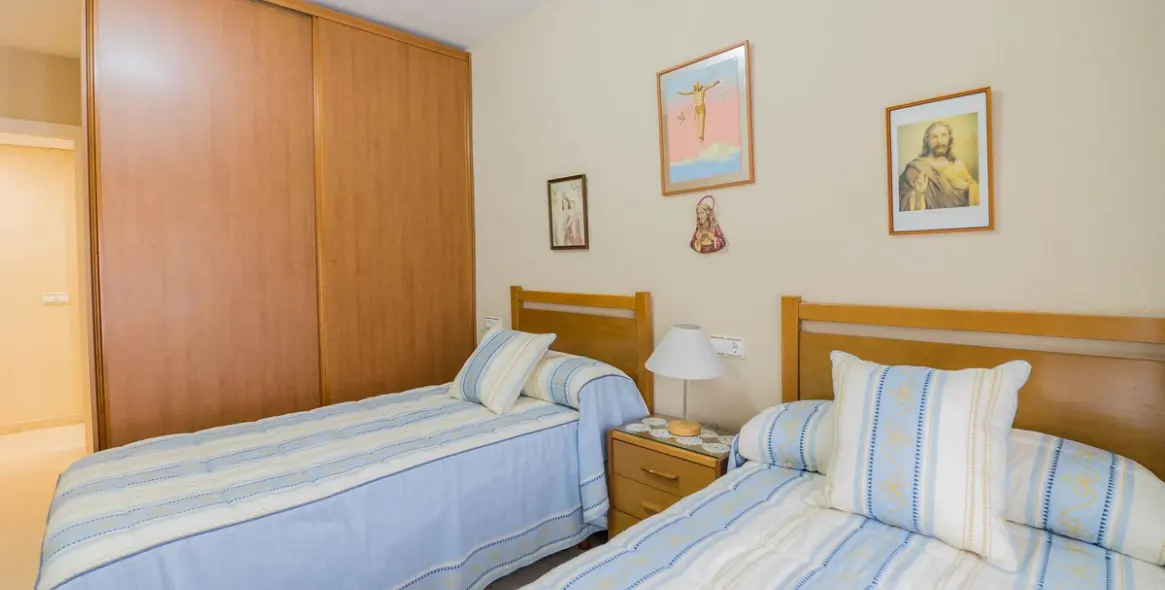 Sale of middle floor apartment in Fuengirola 18