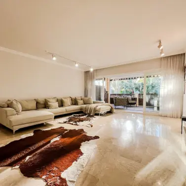 Продажа апартаментов на среднем этаже в Atalaya