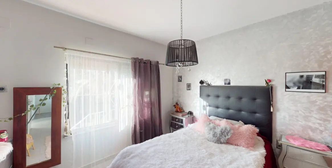 Продажа  отдельно стоящей виллы в Benajarafe 13