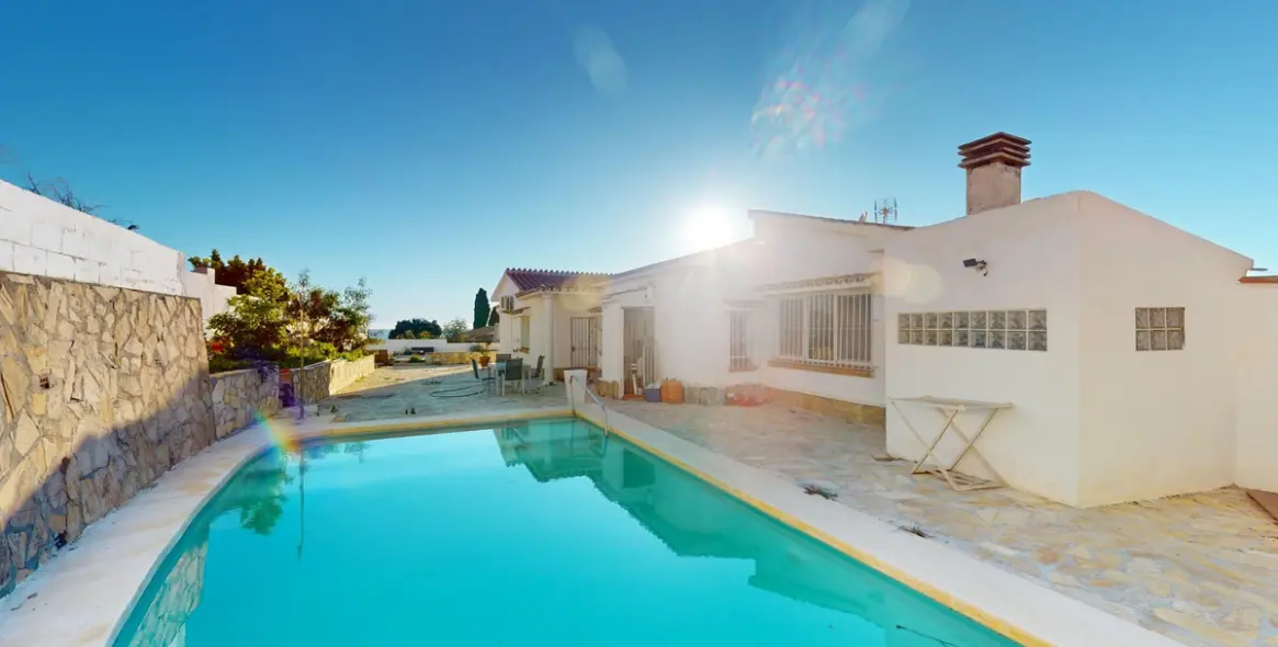 Продажа  отдельно стоящей виллы в Benajarafe 2