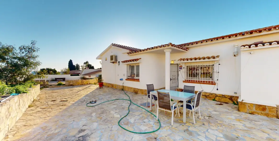 Продажа  отдельно стоящей виллы в Benajarafe 28