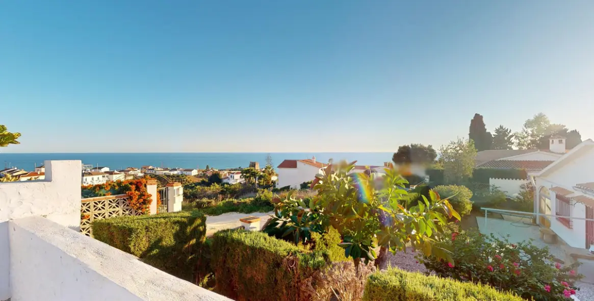 Продажа  отдельно стоящей виллы в Benajarafe 33