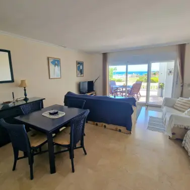 Продажа дома на две семьи в Casares Playa