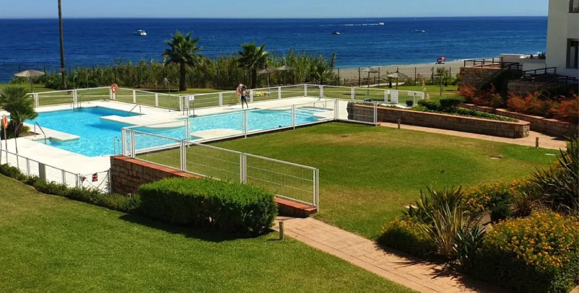 Продажа дома на две семьи в Casares Playa 13