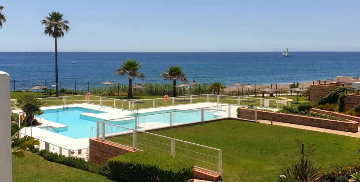 Продажа дома на две семьи в Casares Playa 20