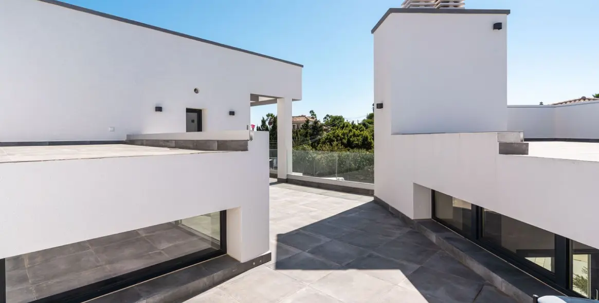 Продажа  отдельно стоящей виллы в Estepona 25