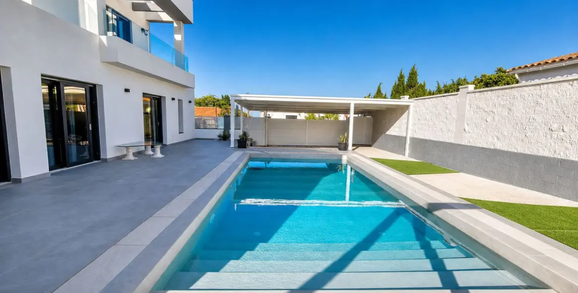 Venta de villa independiente en Estepona 49