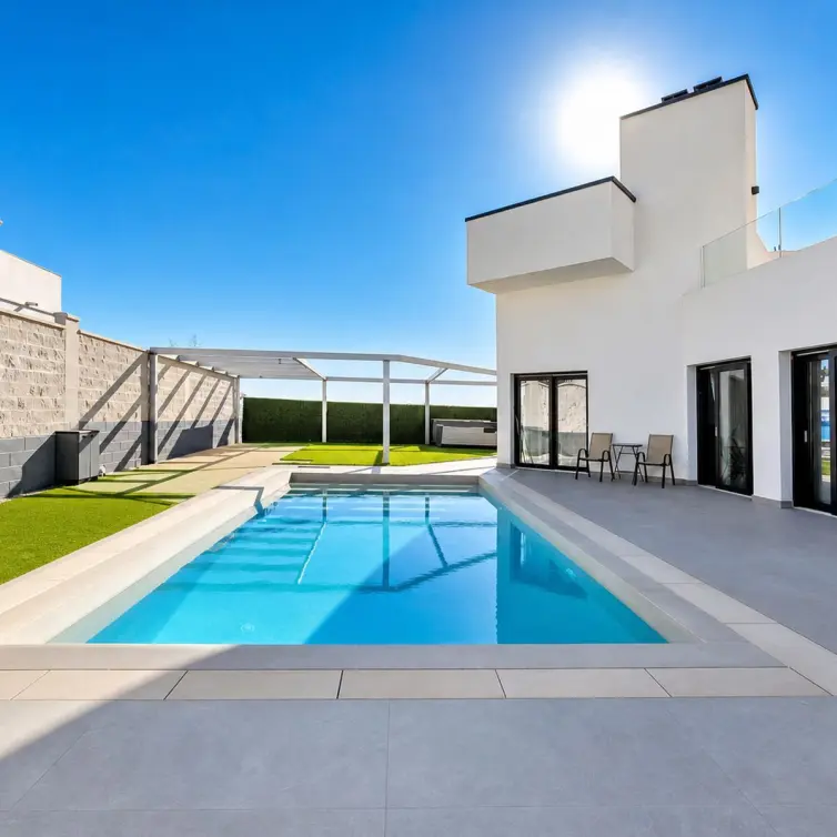 Sale of detached villa in Estepona