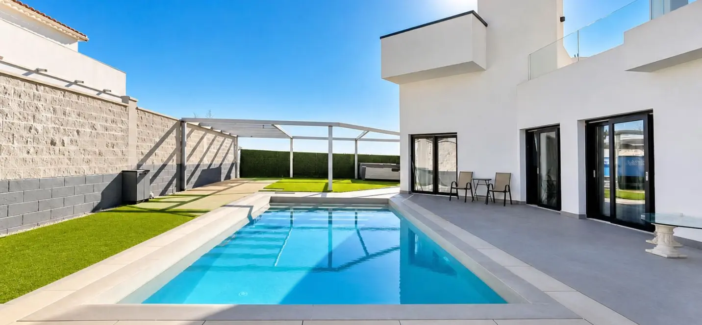 Sale of detached villa in Estepona 1