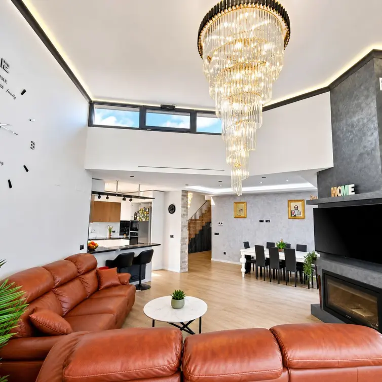 Sale of detached villa in Estepona