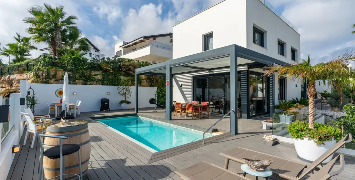 Продажа  отдельно стоящей виллы в Cerros del Aguila 1