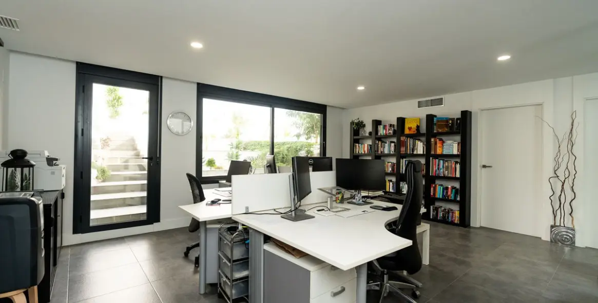 Продажа  отдельно стоящей виллы в Cerros del Aguila 10