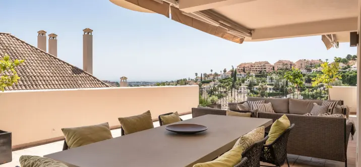 Продажа двухуровневых апартаментов в Nueva Andalucía 0