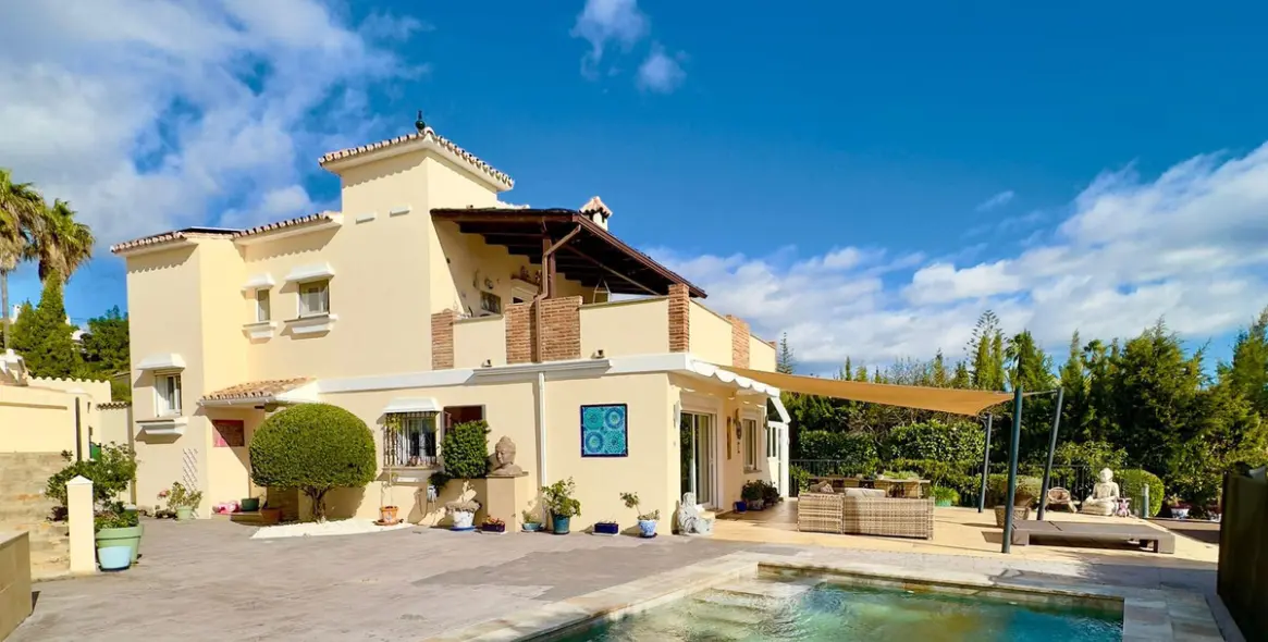 Продажа  отдельно стоящей виллы в Estepona 1