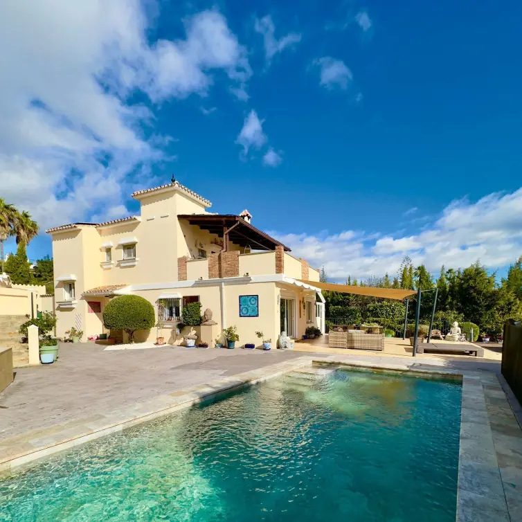 Продажа  отдельно стоящей виллы в Estepona