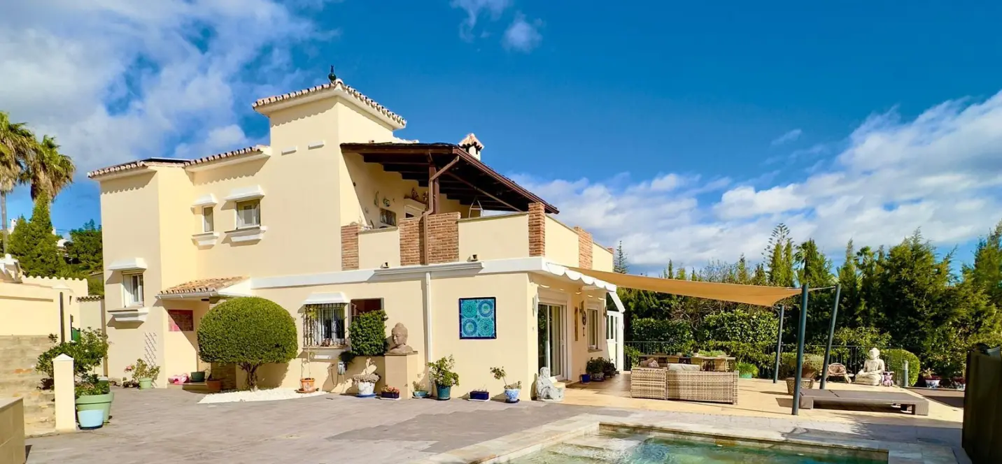 Продажа  отдельно стоящей виллы в Estepona 0
