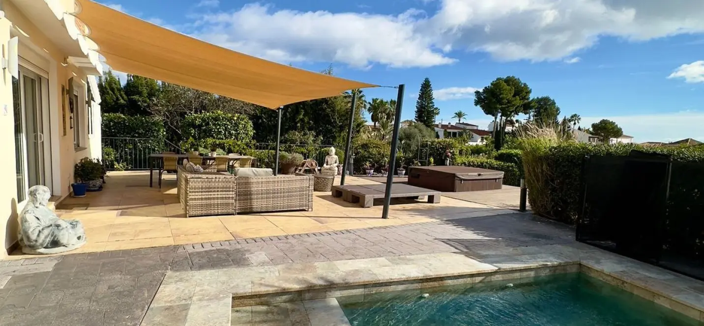 Продажа  отдельно стоящей виллы в Estepona 1
