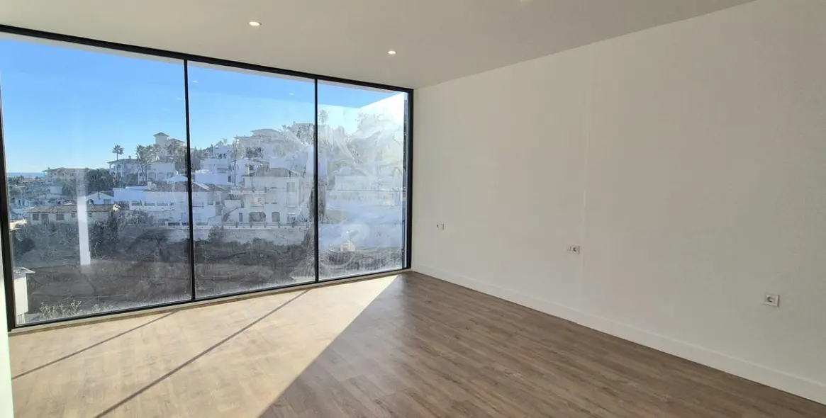 Sale of detached villa in Cerros del Aguila 27